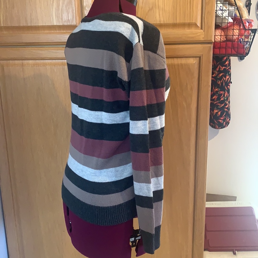 Express Sweater - Picture 11 of 12